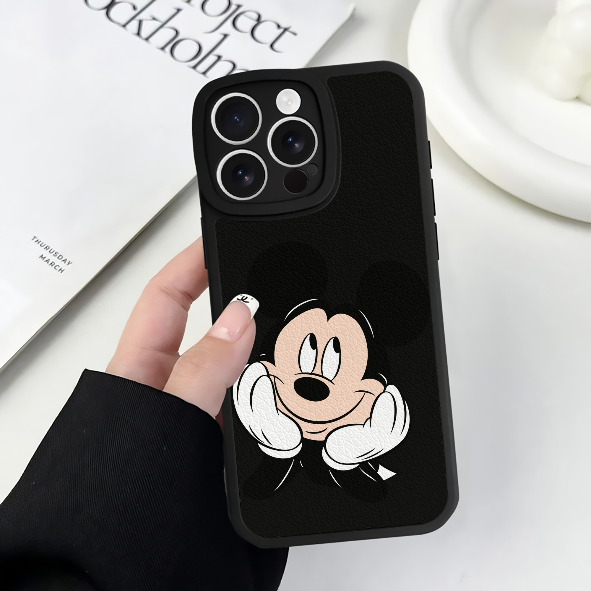 （画像用） ミッキーマウス Mickey Mouse 【iPhone 16シリーズ対応】シリコンスマホケース（レザー調） 材質：シリコン